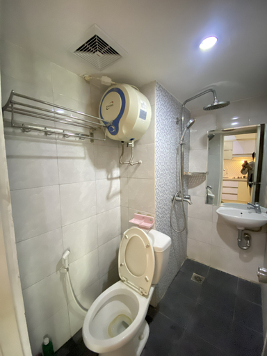 Bathroom 5, Apartment The Jarrdin Cihampelas By Vinos FD, Bandung