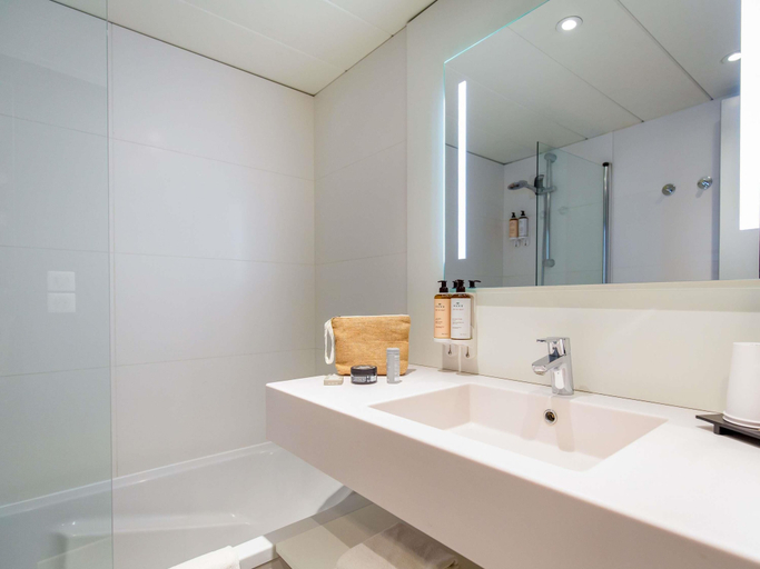 Bathroom 5, Mercure Hyeres Centre Hotel, Var