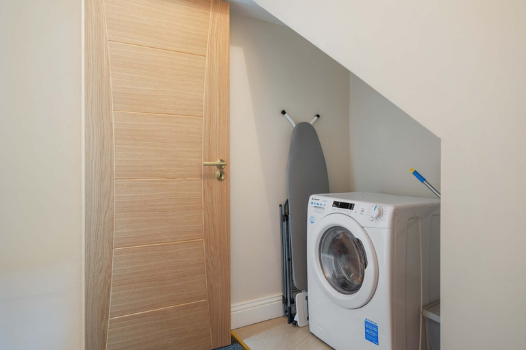 Room 2, 2-bed Notting Hill Apartment With Garden Access, London