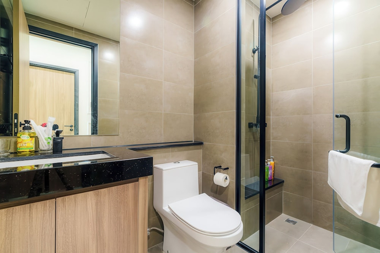Bathroom 5, Imperial De La SoL District 4, District 4