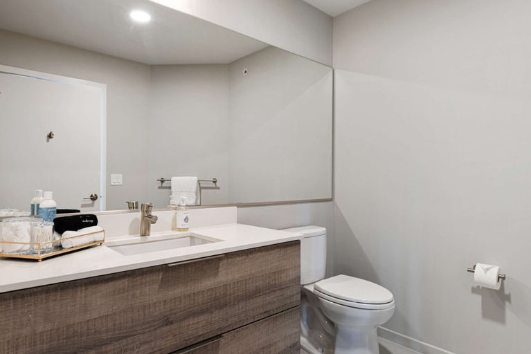 Bathroom 5, Exclusive Gold Coast 2BR Balcony Walkable, Cook