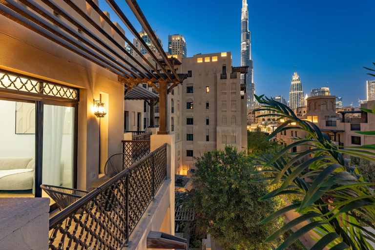 Room 4, Luxury 2BR Apartment With Full Burj Khalifa View 2-min Walk to Dubai Mall, Dubai