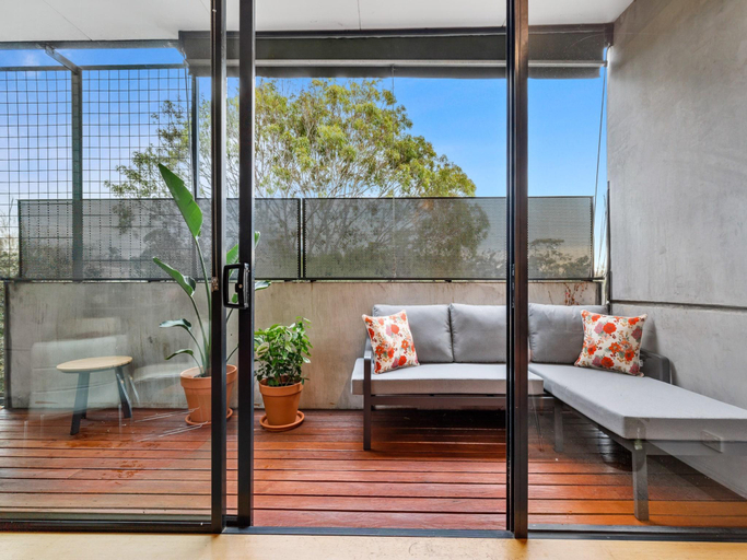 3, Vibrant 2-Bed Apartment Near St Kilda Beach, Melbourne