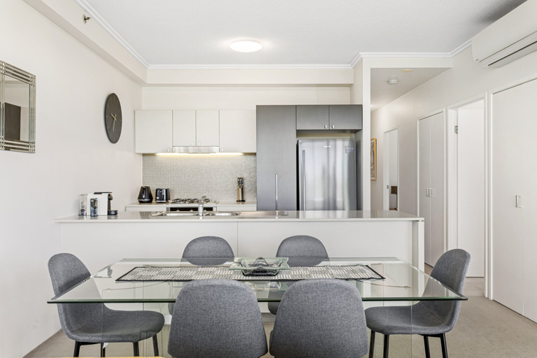 Private kitchen, High-floor 2-bed CBD Unit With Views & Amenities, Brisbane