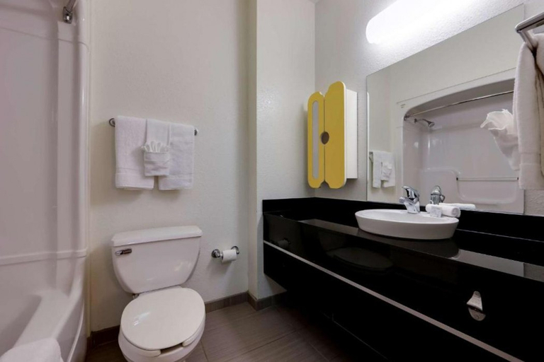 Bathroom 3, Studio6 Mississauga, ON - Toronto, Peel