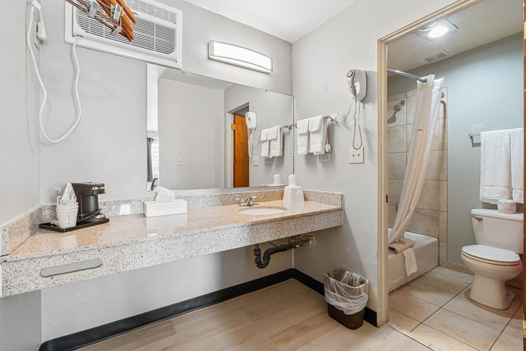 Bathroom 4, Super 8 by Wyndham Ontario, Malheur
