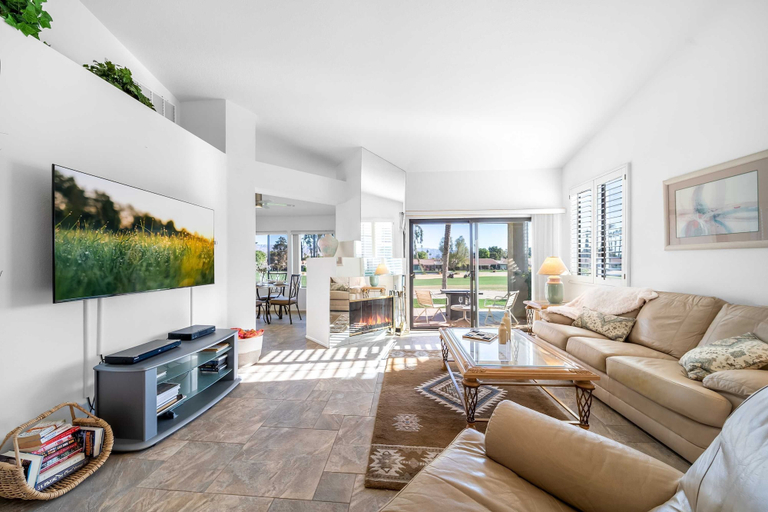 Room 4, Charming Condo With Golf Course View, Riverside