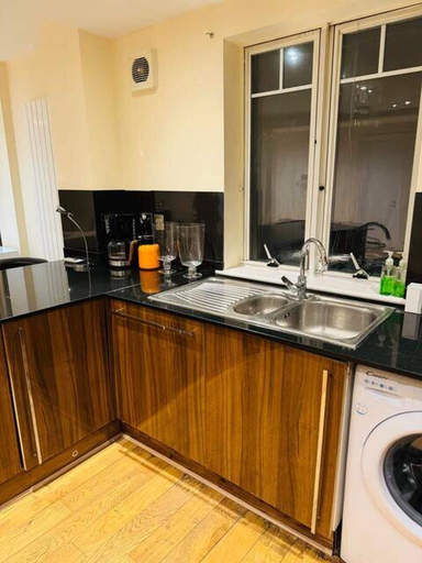 Private kitchen 4, 3-Bed Central Apartment - Sleeps 8 & Free Parking, London