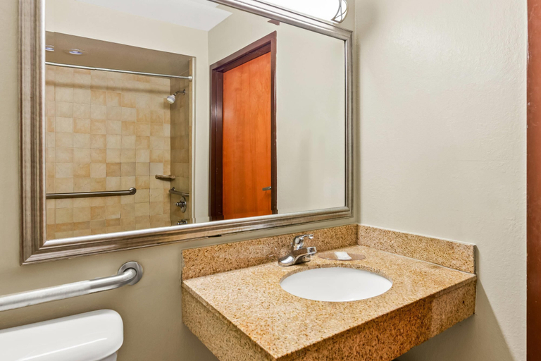Bathroom 4, Econo Lodge Mt Hope - Beckley North, Raleigh