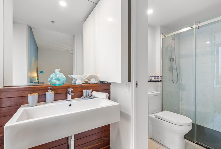 Bathroom 2, Sleek & Central 2-Bed Apartment in Melbourne, Melbourne