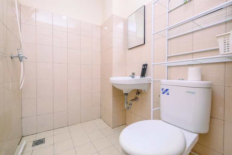 Bathroom 4, Comfy And Elegant 2Br Tifolia Apartment Pulomas Rawamangun, East Jakarta