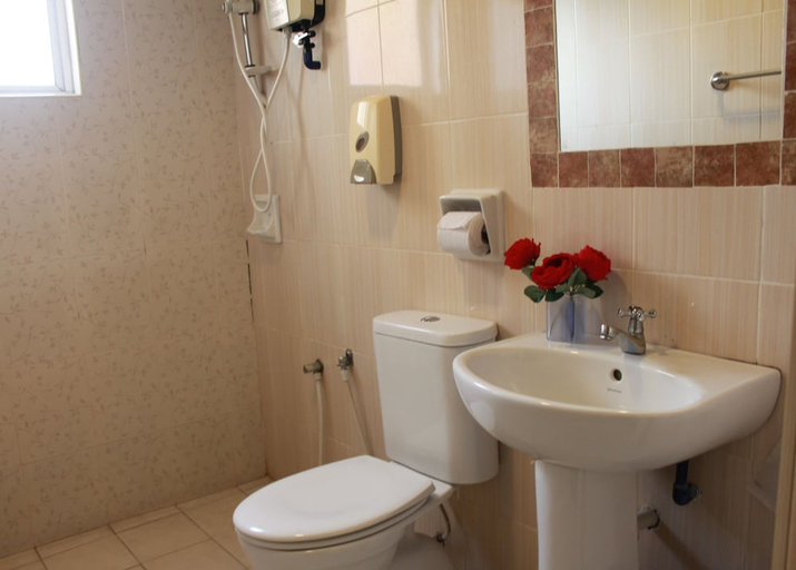 Bathroom 3, Sun Inns Hotel Equine - Seri Kembangan, Seri Kembangan