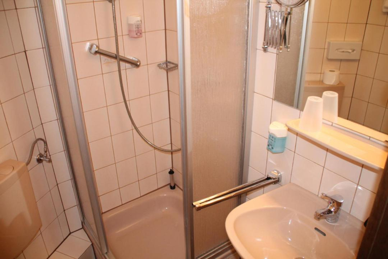Bathroom 5, Hotel Römerhof by Trip Inn, Main-Kinzig-Kreis