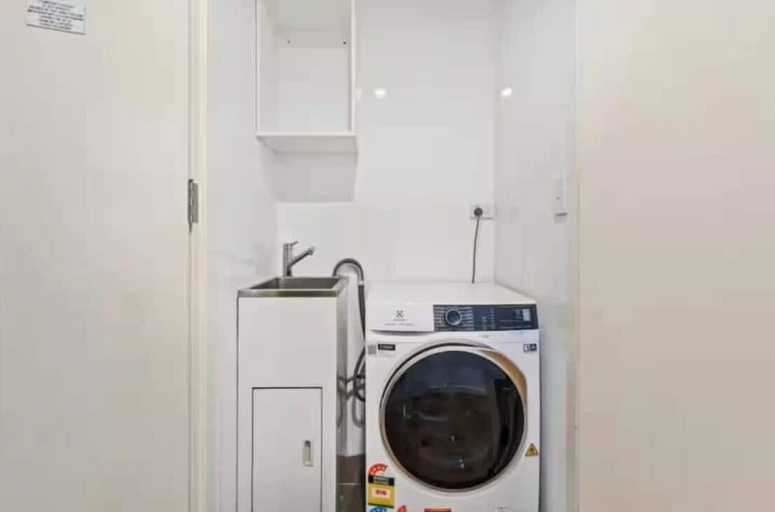 Room 4, Central Art-filled 2 Beds With Balcony Aircon, Sydney