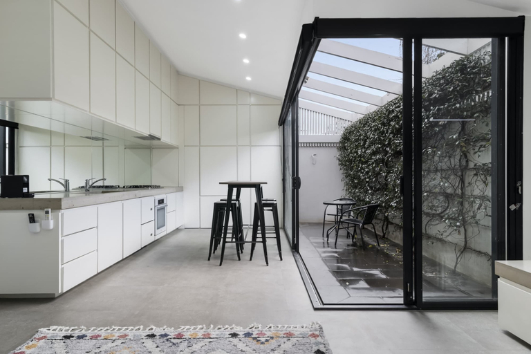 Private kitchen 5, Stylish 2BR House, Walk to Parks & Cafes, Melbourne