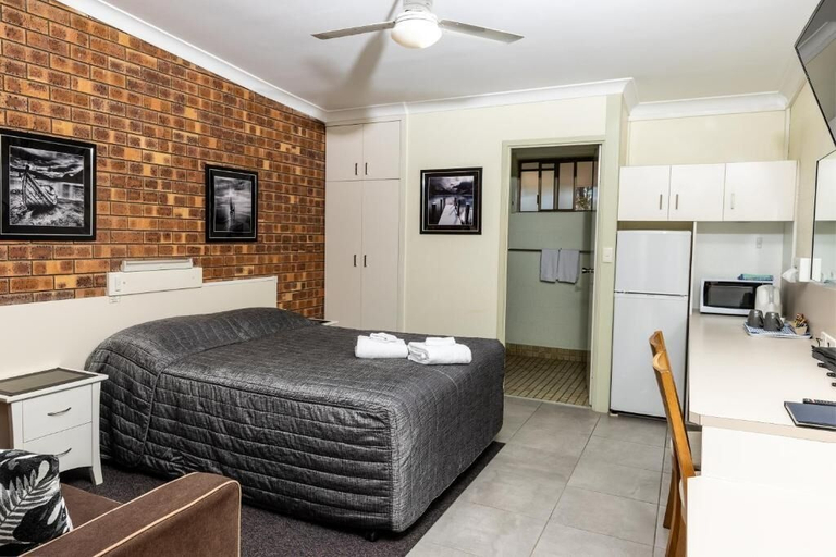 Bedroom 3, Benaraby Hilltop Motor Inn, Calliope - Pt A