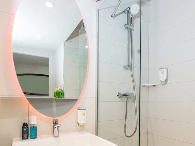 Bathroom 4, Aparthotel Adagio Access Palaiseau Saclay, Essonne
