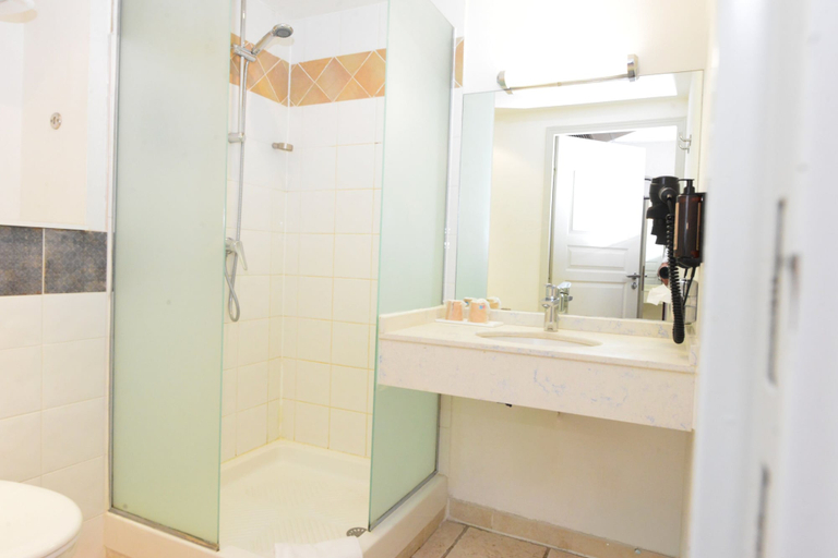 Bathroom 4, Sure Hotel by Best Western Gemenos en Provence, Bouches-du-Rhône