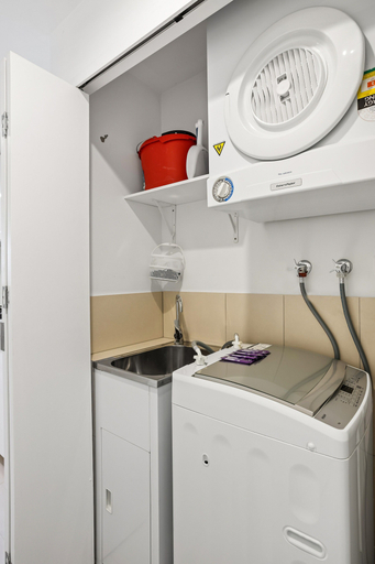 Others 2, Stellar Location With Parking, Pool & Gym Access, Brisbane
