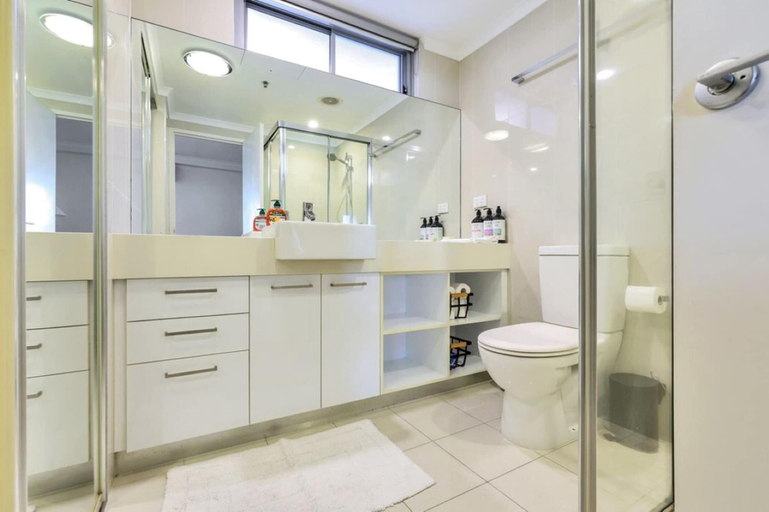Bathroom 4, Stylish 1-bed Darwin City Stay With Balcony Views, Darwin