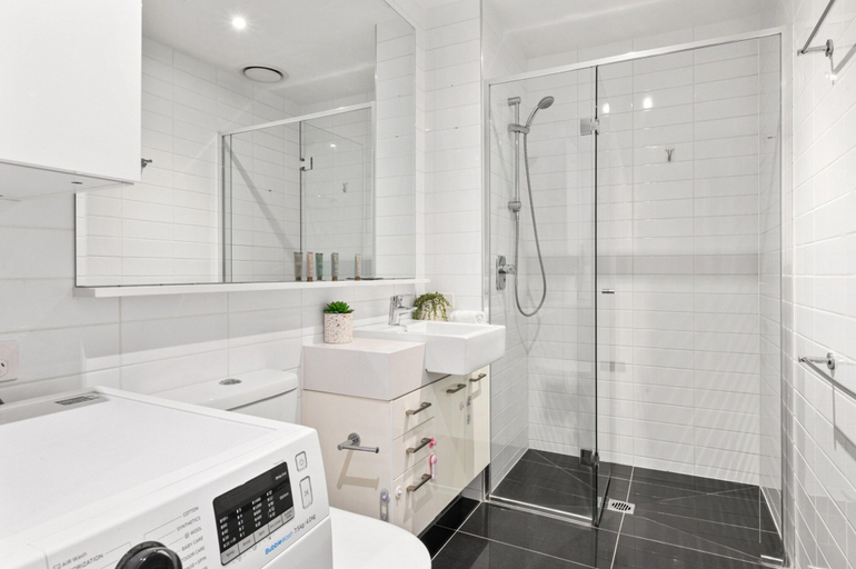 Bathroom 3, Stylish Southbank 2-bed Flat w/ Balcony, Melbourne