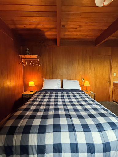 Bedroom 2, Curley's Resort & Dive Center, Clallam