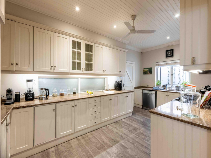 5, Unique Villa with pool and tennis court, City of Cape Town