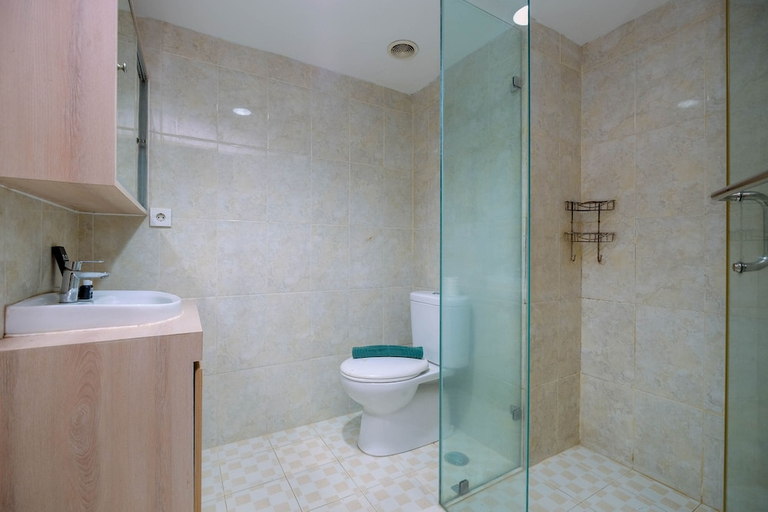 Bathroom 3, Nice Living Studio At 8Th Floor Tamansari The Hive Apartment, Jakarta Timur