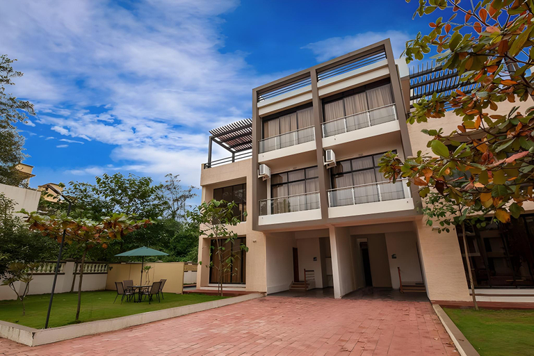 Exterior & Views
