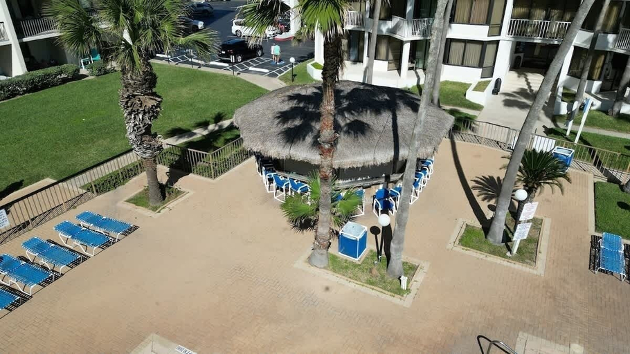 Outdoor dining 5, Beachfront Resort * Heated Pool * Sleeps Heaps (Saida Royale 9039) by RedAwning, Cameron