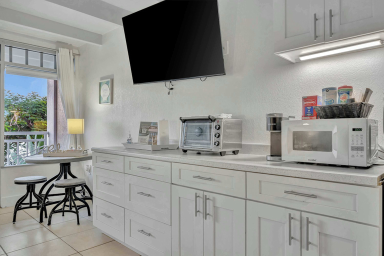 Room 4, Sunset Suite Heated Pool Tennis Gym Balcony, Hillsborough