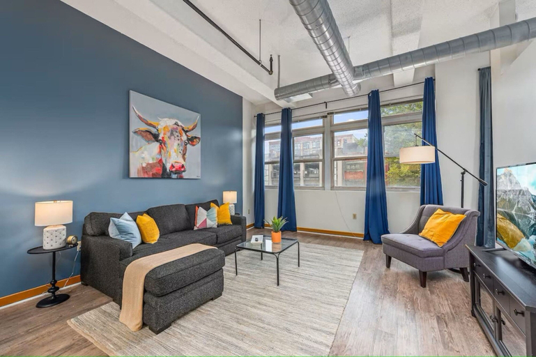 Room 4, King Bed Downtown KC Walkable KC Loft Parking, Kansas City