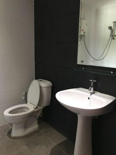 Bathroom 4, G I Lodge, Pattaya