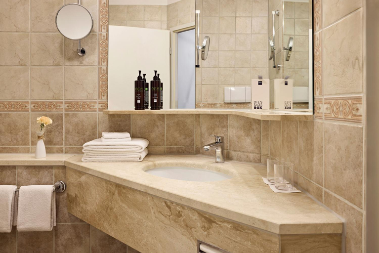 Bathroom 5, Dorint MARC AUREL Spa & Golf Resort, Kelheim