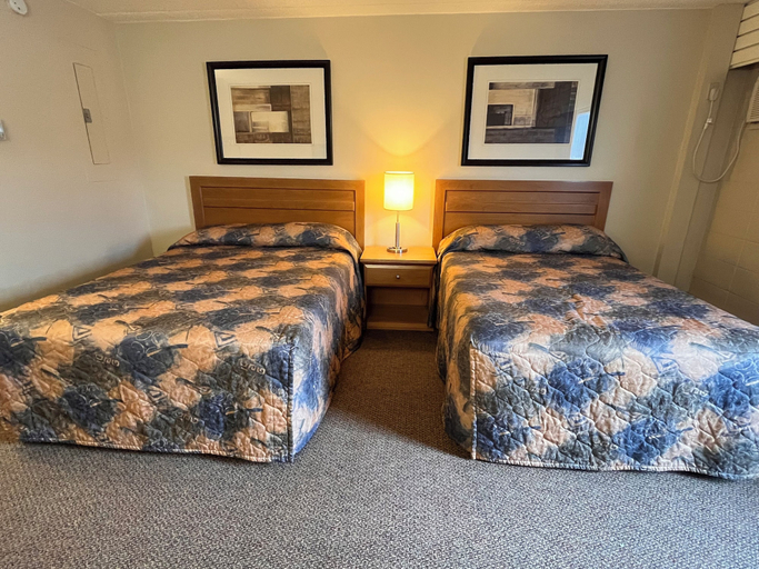 Bedroom 2, BCMInns Peace River, Division No. 19