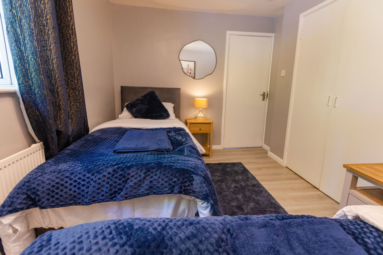 Room 3, House - Sleeps 8 - Parking - Garden, Hampshire