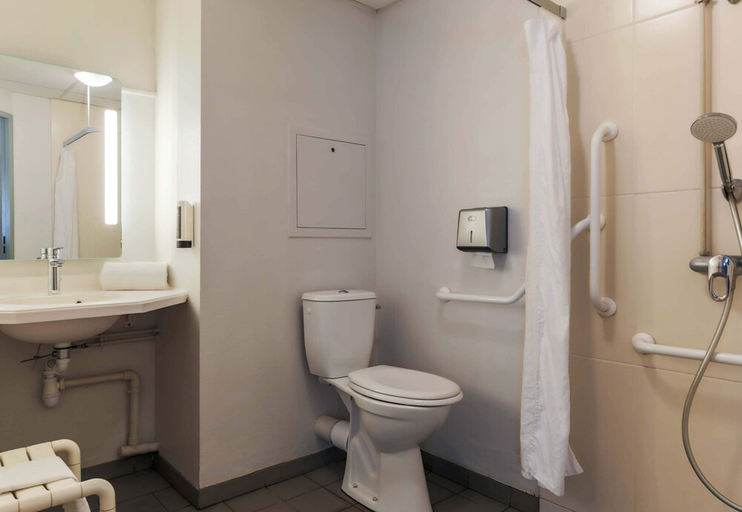 Bathroom 3, B&B HOTEL Freyming-Merlebach, Moselle