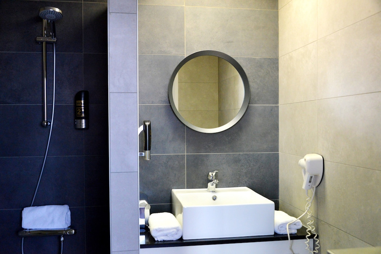 Bathroom 3, City Hotel Bergen op Zoom, Bergen op Zoom