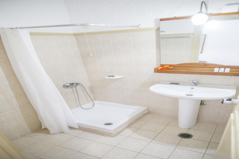 Bathroom 5, Creta Aquamarine hotel, Crete