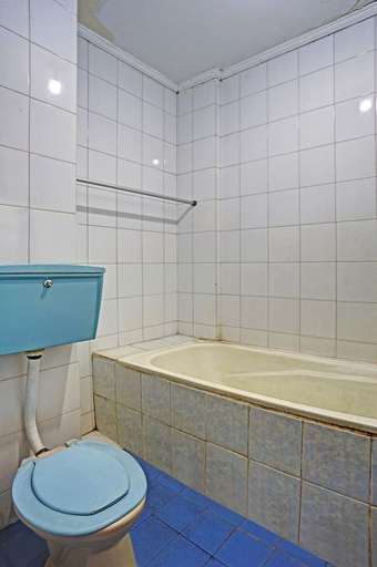 Bathroom 3, Hotel O Victory, Malang
