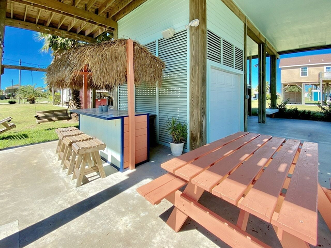 Terrace/patio, Reader's 3 Bedroom Home by RedAwning, Galveston