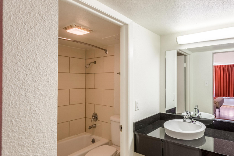 Bathroom 2, モーテル 6 フォート ワース テキサス - ストックヤーズ, Fort Worth