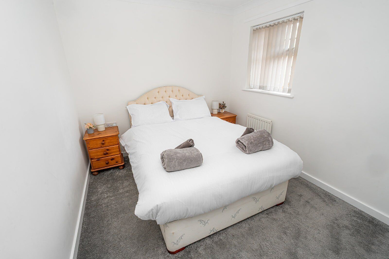 Room 5, Modern 2-bed Home With Driveway Basingstoke, Hampshire