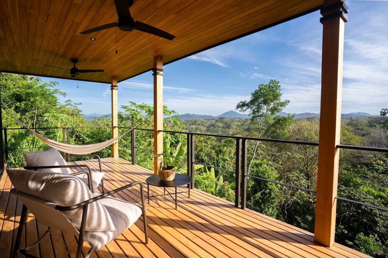 Room 5, Chic 1BR Escape Breathtaking Balcony Views, Puntarenas