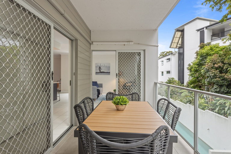 Balcony, Central Cosy 2-bed With Pool and Near QUT & CBD, Kelvin Grove