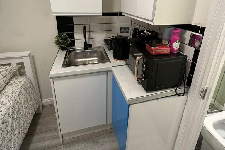 Others 4, Studio Sleeps 1 Near Acton Park, London
