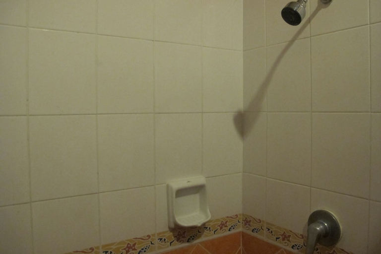 Bathroom 3, Picnic Si Racha, Si Racha