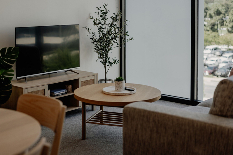 Living room 4, Cosy 1-bed With Pool, Gym ,parking, Canberra