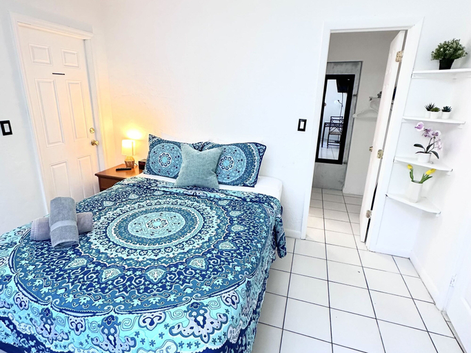 Room 4, Southwinds 5 for 5 Guests -near the Beach, Broward