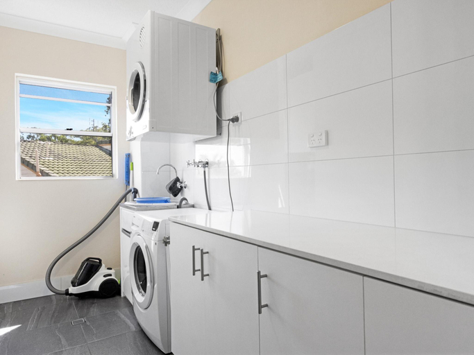 3, Beachside 2-Bed Apartment with Secure Parking, Hervey Bay - Pt A